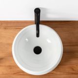 Lavoar Ceramica Rotund LAV2 Ø40 cm – ambient baie, lavoar rotund alb pe blat lemn, robinet negru, pe pardoseala si perete