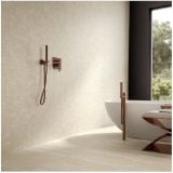 Gresie Via Appia Ivory Mat 60x60 cm – ambient baie, baie moderna cu cada freestanding si perete texturat crem