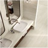 Gresie Via Appia White Mat 120x120 cm – ambient baie, baie moderna cu lavoare suspendate si oglinzi aurii, pe pardoseala
