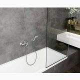 Baterie Cada Hansgrohe Vernis Blend Finisaj Crom – ambient baie, baterie cada crom cu pereti gri si cabina sticla, pe perete