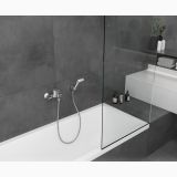 Baterie Cada Hansgrohe Vernis Shape Finisaj Crom – ambient baie, baterie cada crom montata pe perete gri, cabina sticla