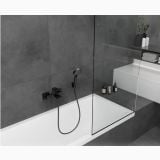 Baterie Cada Hansgrohe Vernis Shape Finisaj Negru Mat – ambient baie, cada alba cu baterie neagra montata pe perete gri
