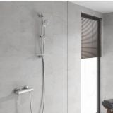 Baterie Dus Grohe Essence Finisaj Crom – ambient baie, baterie dus crom montata pe perete gresie gri