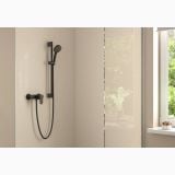 Baterie Dus Hansgrohe Vernis Blend Finisaj Negru Mat – ambient baie, baterie dus neagra montata pe perete faianta bej