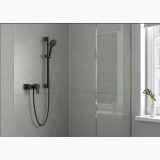 Baterie Dus Hansgrohe Vernis Shape Finisaj Negru Mat – ambient baie, baterie dus negru mat montata pe perete gri, cabina sticla