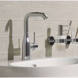 Baterie Lavoar Grohe Essence L Size Finisaj Crom – ambient baie, baterie lavoar crom pe lavoar alb, perete gresie