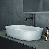 Baterie Lavoar Inalta Ideal Standard Atelier Joy Magnetic Grey – ambient baie, lavoar oval alb, baterie gri metalic pe blat marmura, pe perete