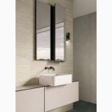 Faianta I Travertini Beige Vein Cut Ribbed 60x120 cm – ambient baie, baie moderna cu lavoar suspendat si oglinda mare, pe perete