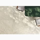 Lastra Gresie Origins Beige Mat 120x280x0,6 cm – ambient terasa, terasa placata cu gresie bej, scaune si umbre frunze, pe pardoseala