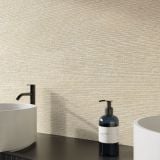 Gresie Origins Beige Line 3D 60x120 cm – ambient baie, perete texturat crem, lavoar rotund si dozator sapun