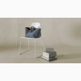 Gresie Gigacer Argilla Biacca 60x120x0.6 cm – ambient living, scaun alb si geanta pe pardoseala gresie neutra