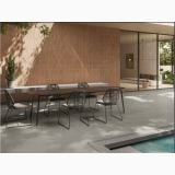 Gresie de exterior Terre Cenere 60x120x2 cm – ambient terasa, terasa cu piscina, masa, scaune, perete gresie caramiziu, pe pardoseala