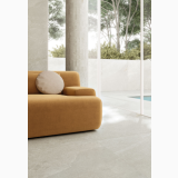 Gresie de Exterior Ardesia Bianco Mat Anti-Slip 60x120x2 cm – ambient living, living deschis cu canapea portocalie langa piscina, pe pardoseala