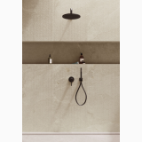 Gresie Ardesia Bianco Linea Mat 60x120 cm – ambient baie, nisa dus cu baterie neagra si obiecte cosmetice, pe pardoseala si perete