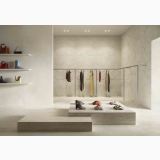 Lastra Gresie I Travertini Bianco Vein Cut 120x280 cm – ambient comercial, showroom cu vitrina, rafturi cu accesorii si podium expunere, pe pardoseala si perete