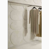Lastra Gresie I Travertini Bianco Vein Cut 120x280 cm – ambient living, perete decorativ cu forme organice si haine expuse