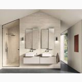 Faianta I Travertini Bianco Vein Cut Ribbed 60x120 cm – ambient baie, baie moderna cu perete travertin, dus si dublu lavoar