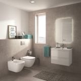 Bideu Suspendat Tesi Ideal Standard Alb Lucios – ambient baie, baie moderna cu gresie bej, bideu, wc si mobilier alb, pe pardoseala