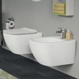 Bideu Suspendat Tesi Ideal Standard Alb Lucios – ambient baie, vas WC si bideu suspendate pe pardoseala gresie neagra, pe perete