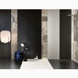 Gresie Concrete Black 120x120x0.6 cm – ambient baie, baie moderna cu perete negru texturat si dus, pe pardoseala