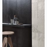 Gresie Concrete Black 120x120x0.6 cm – ambient living, perete negru texturat cu blat, langa perete alb