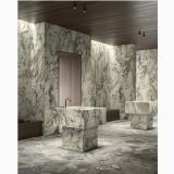 Gresie Decor Portelanata HME Blended Marmura Mix Mat 60x120 cm – ambient baie, baie luxoasa cu pereti marmura si lavoare din piatra, pe pardoseala si perete