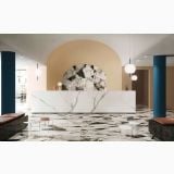 Gresie Imitatie Marmura Bloom Lucioasa 60x120 cm – ambient comercial, receptie eleganta cu pardoseala marmorata si coloane albastre
