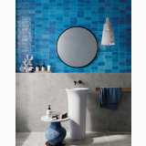 Faianta ABK Poetry Colors Blue Lucios Brick 7,5x15 cm – ambient baie, perete albastru texturat cu oglinda rotunda si lavoar alb