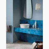 Faianta ABK Poetry Colors Blue Lucios 10x10 cm – ambient baie, baie albastra cu blat placat si lavoar alb, pe perete
