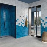 Faianta ABK Poetry Colors Blue Lucios 10x10 cm – ambient baie, dus cu faianta albastra lucioasa si perete pixelat gri-albastru