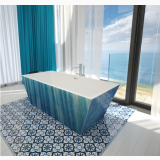Cada Freestanding Pearly Blue 170x80 cm – ambient baie, cada albastra freestanding cu covor mozaic si vedere mare