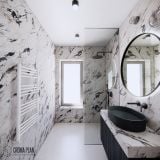 Gresie ABK Breccia Melange Lucios 120x280 cm – ambient baie, baie moderna cu marmura pe pereti, dus si lavoar negru, pe pardoseala si perete