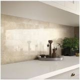 Gresie Via Appia Ivory Mat 60x60 cm – ambient bucatarie, bucatarie alba cu perete faianta bej si plante