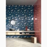 Gresie Deco Studio Buttercup 60x120 cm – ambient baie, baie cu perete floral bleumarin si lavoar suspendat lemn