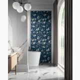 Gresie Deco Studio Buttercup 60x120 cm – ambient baie, baie eleganta cu cada freestanding si perete floral albastru