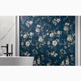 Gresie Deco Studio Buttercup 60x120 cm – ambient baie, perete floral bleumarin, cada alba, robinet negru, marmura