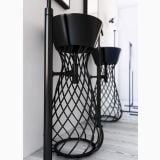 Lavoar Freestanding Hidra Wire Finisaj Negru – ambient baie, lavoare freestanding negre cu baza tip cos impletit, pe pardoseala