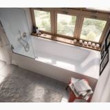 Cada Incastrabila Acril Rekord Kolo 150x70 cm Finisaj Alb Lucios – ambient baie, cada incastrata sub fereastra cu perdea sticla si prosoape