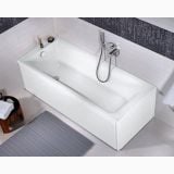 Cada Incastrabila Acril Rekord Kolo 150x70 cm Finisaj Alb Lucios – ambient baie, cada alba incastrata cu covor gri si baterie crom, pe pardoseala