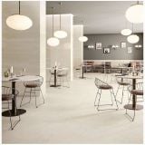 Gresie Via Appia White Mat 120x120 cm – ambient comercial, restaurant elegant cu mese rotunde si pardoseala bej mata