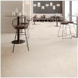 Gresie Via Appia White Mat 120x120 cm – ambient comercial, spatiu comercial cu scaune metalice si pardoseala gresie alba