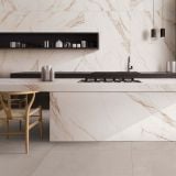 Gresie ABK Calacatta Gold Lucios 120x280 cm – ambient bucatarie, bucatarie moderna cu insula si perete marmura alb-auriu