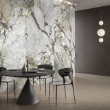Gresie Piemme Stone Revolution Calacatta Iron 60x120 cm Satin – ambient living, living cu perete marmura si masa neagra rotunda