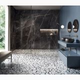 Gresie Calacatta Black Lucios 120x280x0,6 cm – ambient baie, baie moderna cu perete marmura negru si pardoseala terrazzo