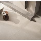 Gresie Cement Vibes Calce Solid Mat 60x120 cm – ambient baie, baie cu cada, taburet lemn si pardoseala gresie bej
