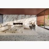Gresie Calacatta Pink Lucios 40x80 cm – ambient living, living modern cu semineu, canapea alba si perete marmura