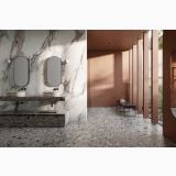 Gresie Calacatta Pink Lucios 120x280x0,6 cm – ambient baie, baie cu blaturi terrazzo si oglinzi ovale duble, pe perete