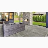 Gresie de exterior Cemento Grey 60x60x2 cm – ambient terasa, terasa cu semineu piatra si canapea ratan gri, pe pardoseala