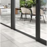 Gresie Form Story Cement 90x90 cm – ambient terasa, terasa cu scaune si masa, usa glisanta sticla, pe pardoseala