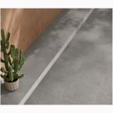 Gresie de exterior Terre Cenere 60x120x2 cm – ambient terasa, gresie gri cu profil metalic, perete lemn si cactus, pe pardoseala